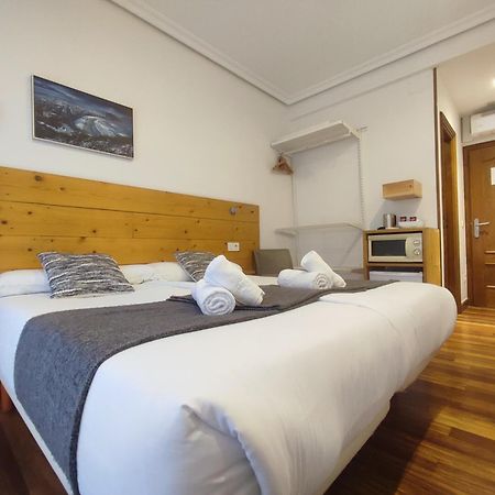Pensión Urkia San Sebastian Bagian luar foto